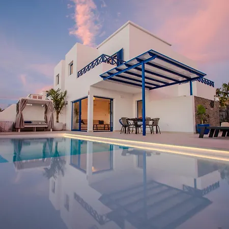 Villa Kalandraka Close To Marina, Sea Views, Ac, Heated Pool